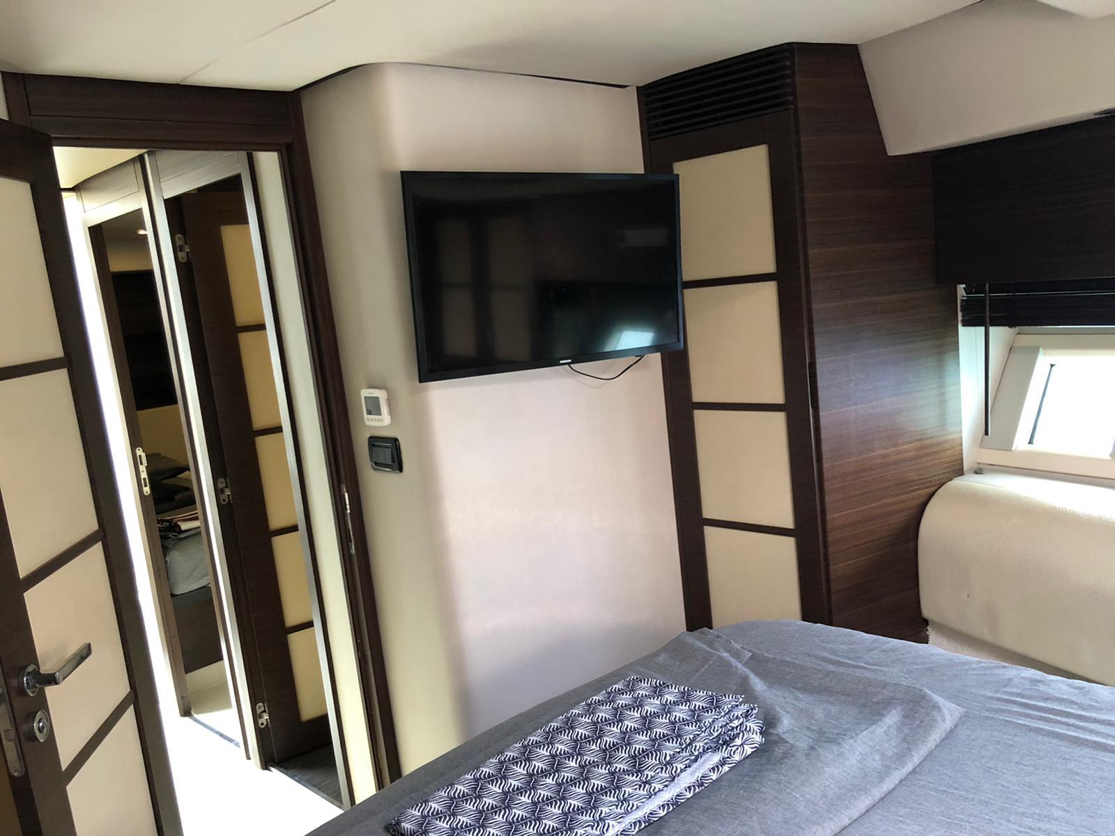 Motor boat Azimut 62S — photo 9