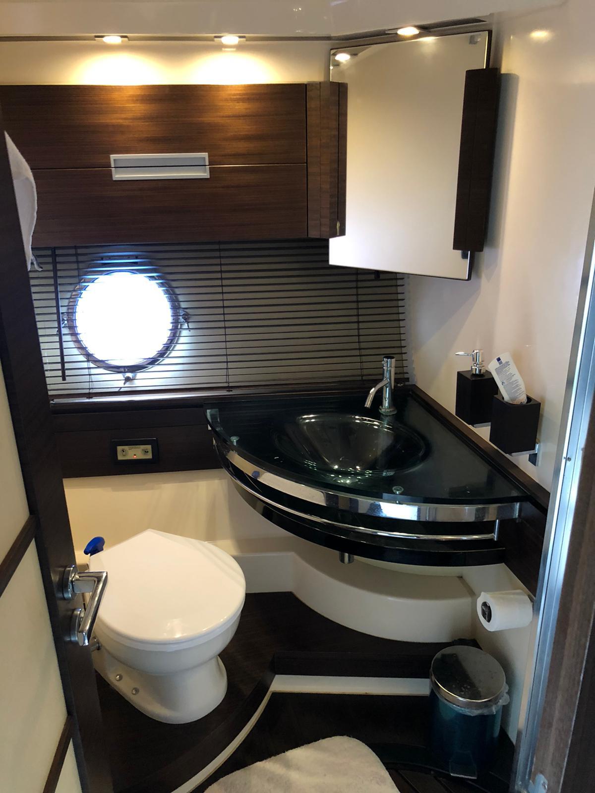 Motor boat Azimut 62S — photo 11