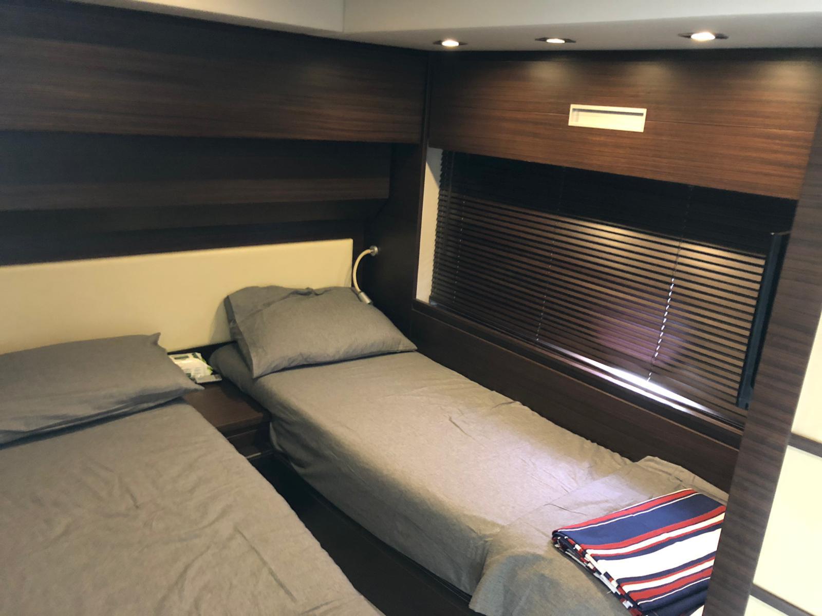 Motor boat Azimut 62S — photo 12
