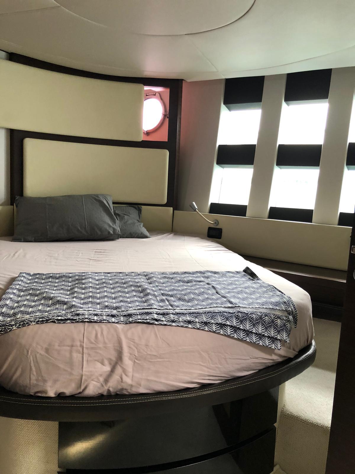 Motor boat Azimut 62S — photo 14