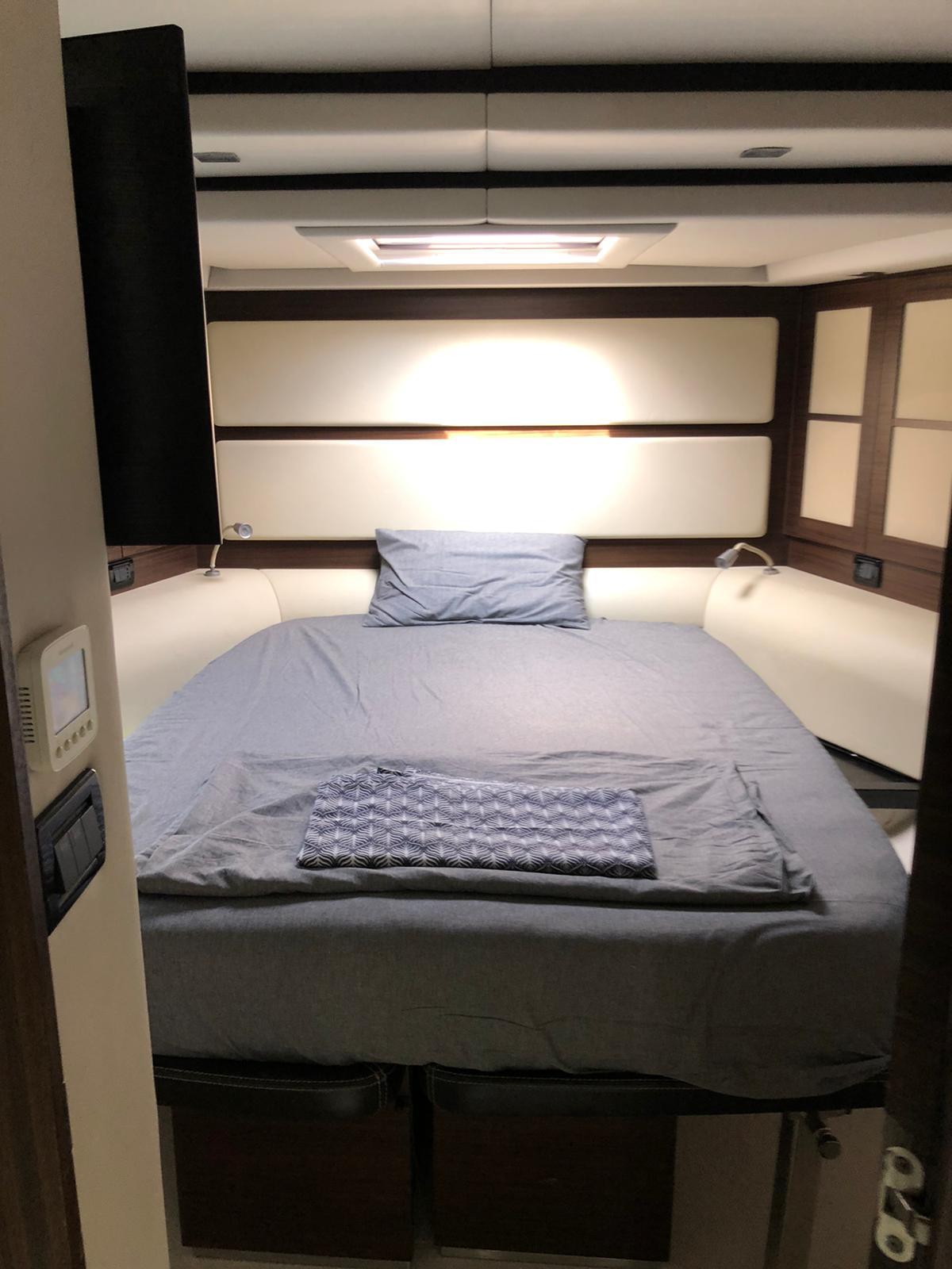 Motor boat Azimut 62S — photo 15