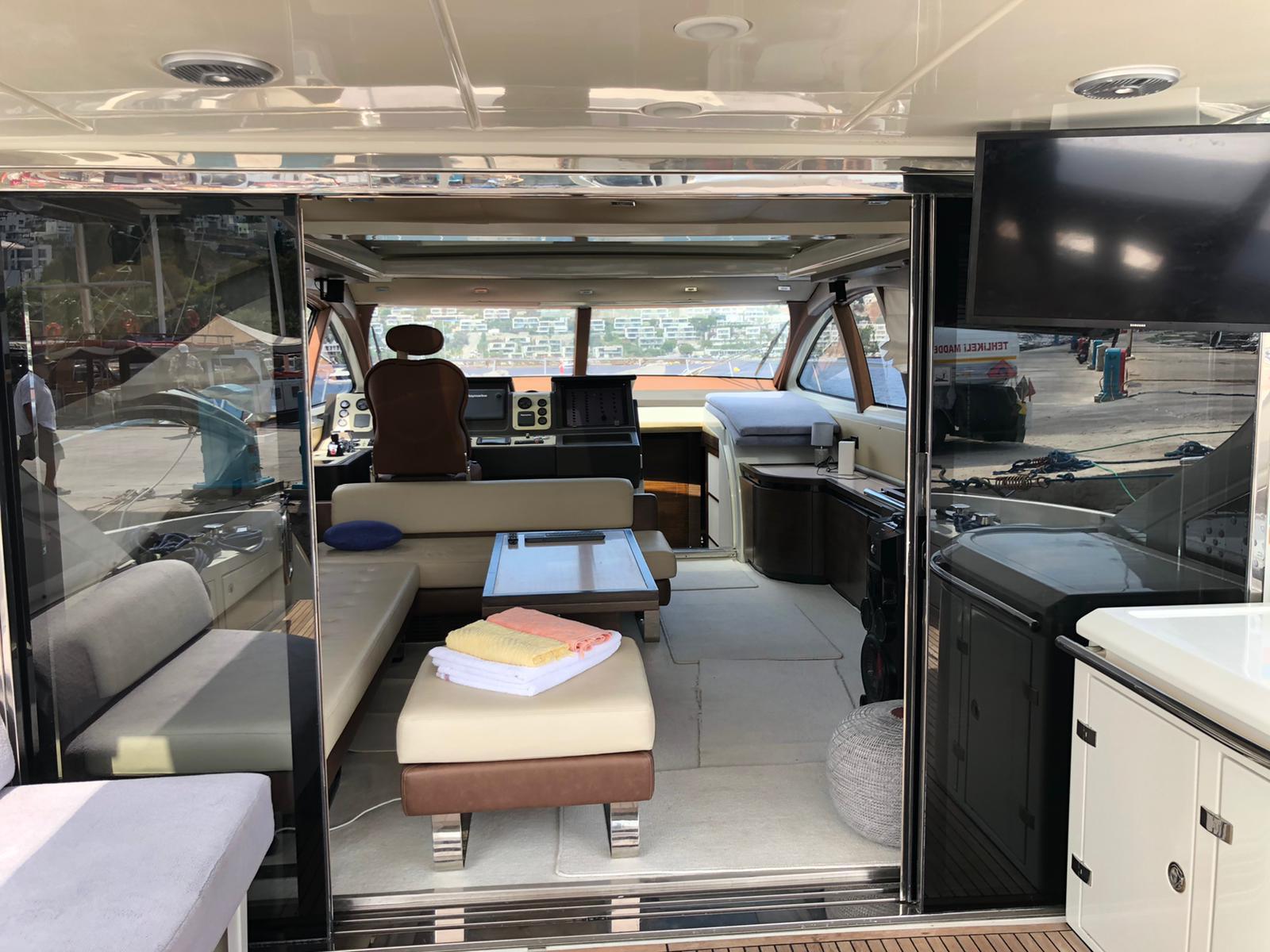 Motor boat Azimut 62S — photo 16