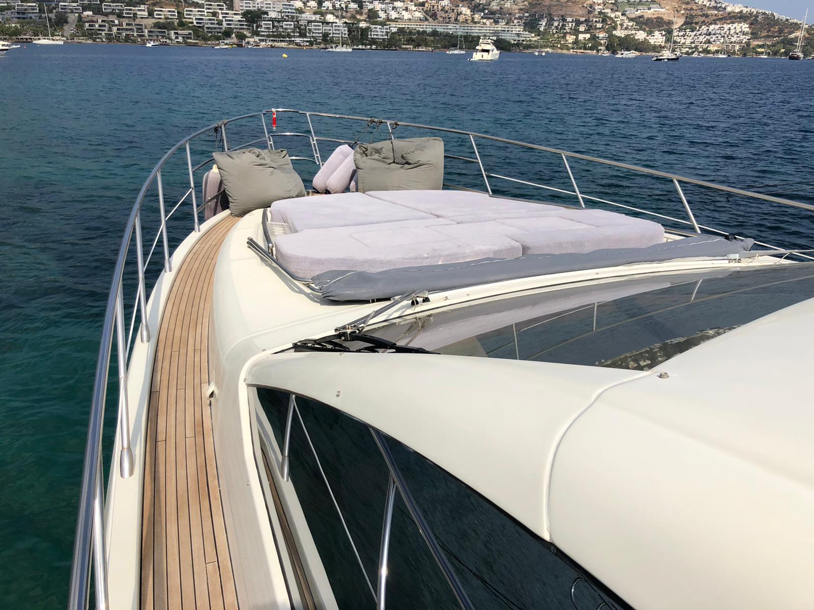 Motor boat Azimut 62S — photo 17