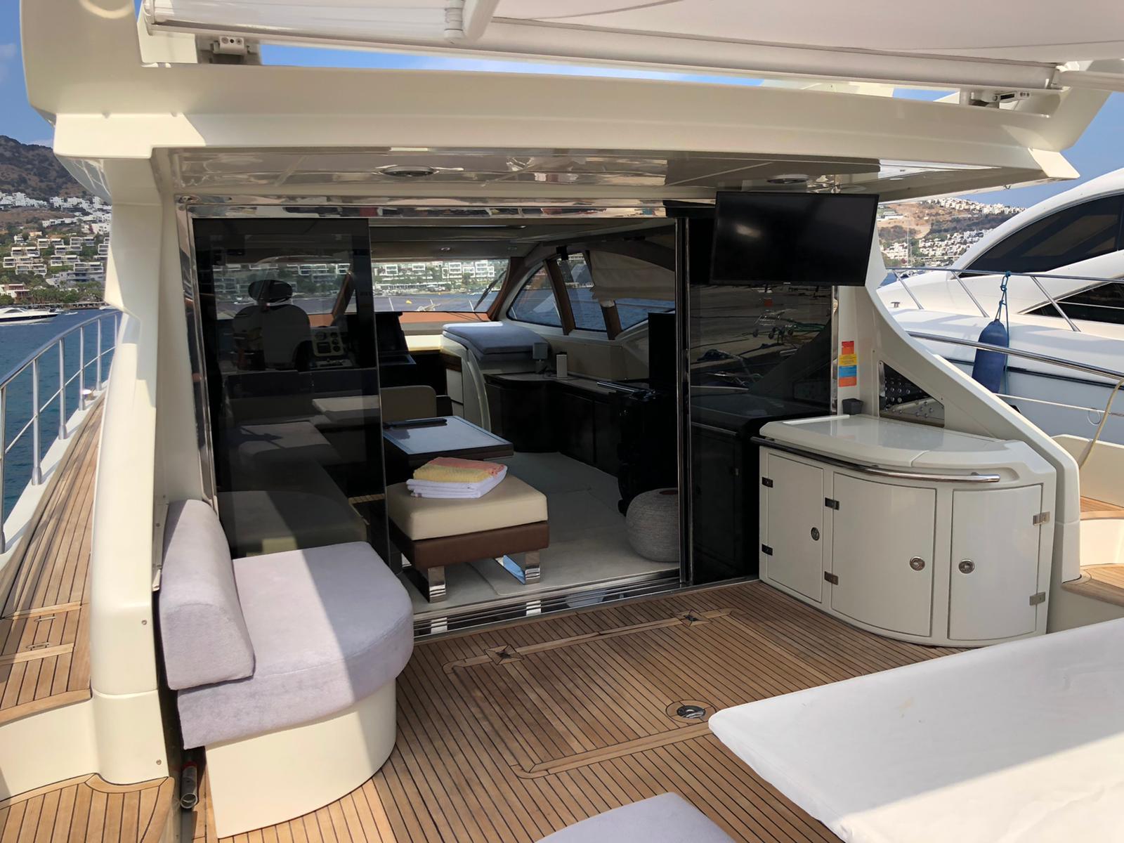 Motor boat Azimut 62S — photo 20