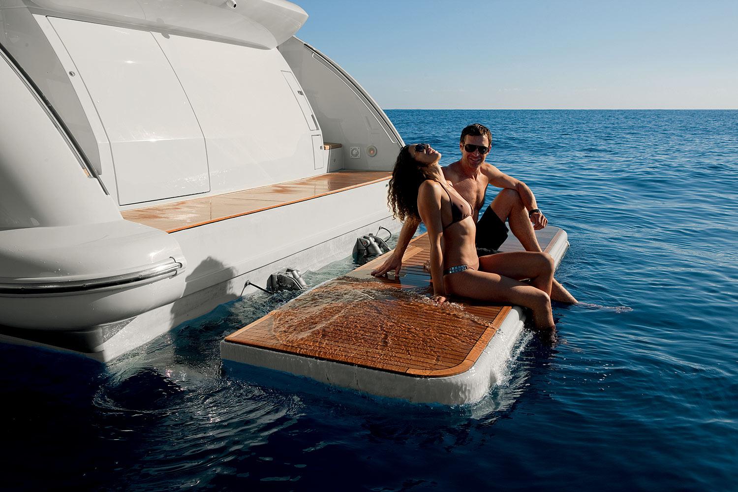 Motor boat Azimut 62S — photo 4