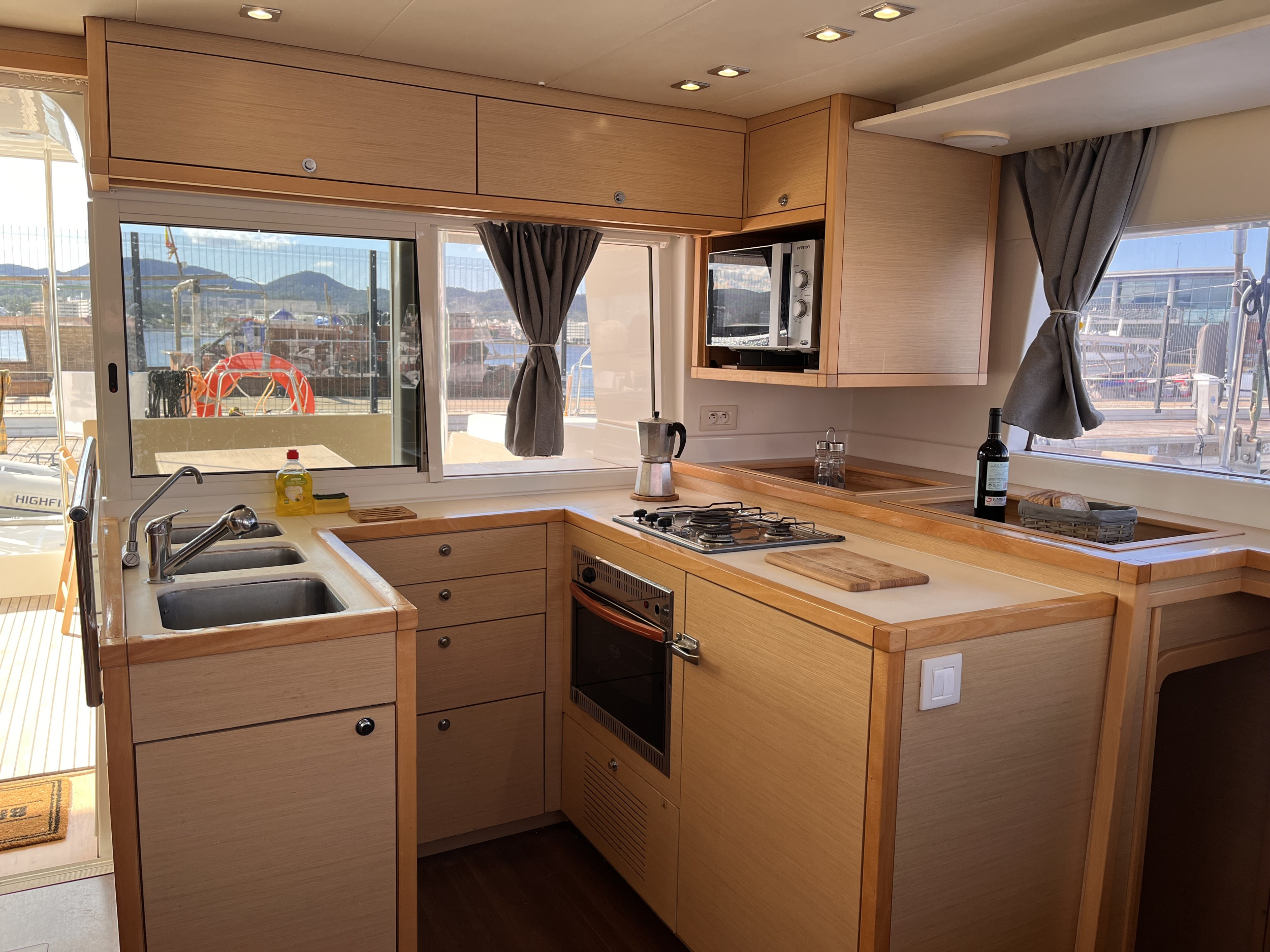 Lagoon 450 — photo 7