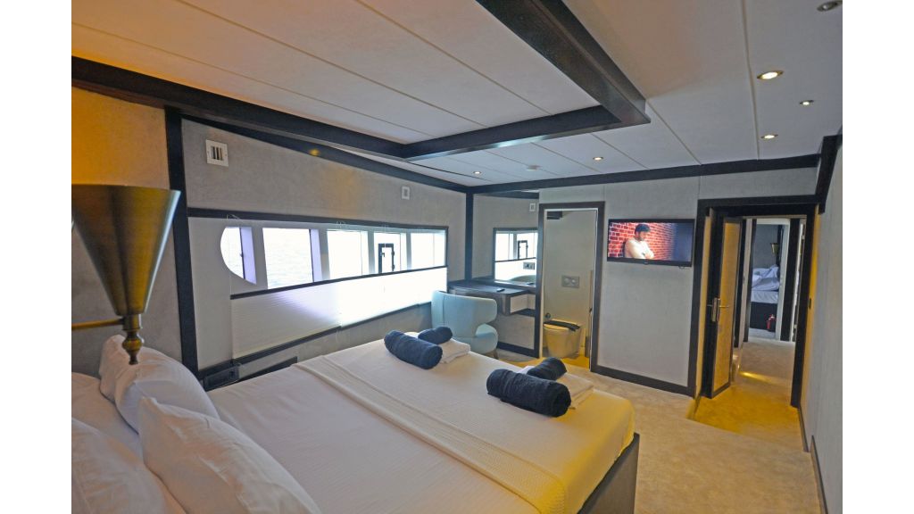 Custom trawler — photo 9