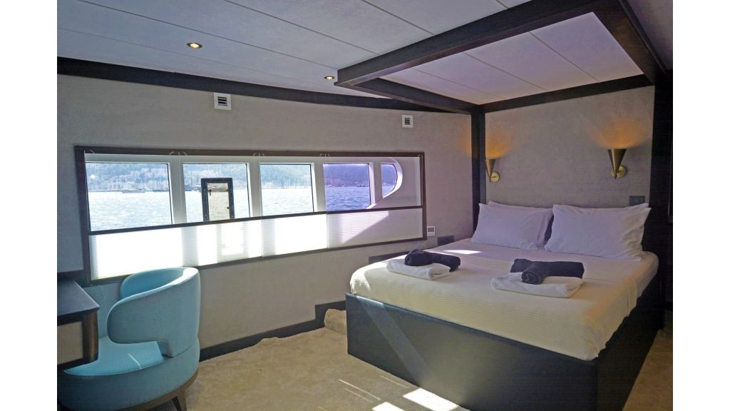 Custom trawler — photo 11