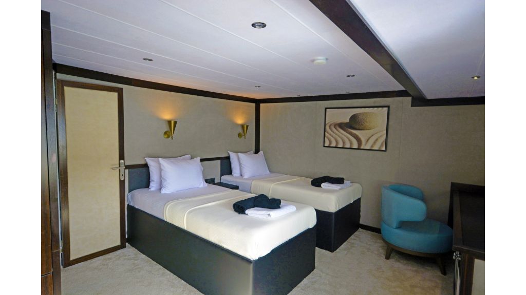 Custom trawler — photo 15