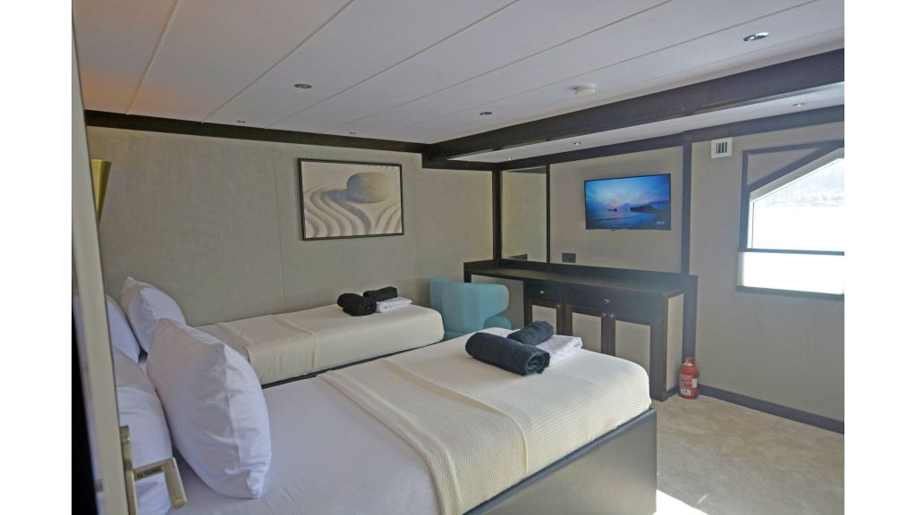 Custom trawler — photo 16