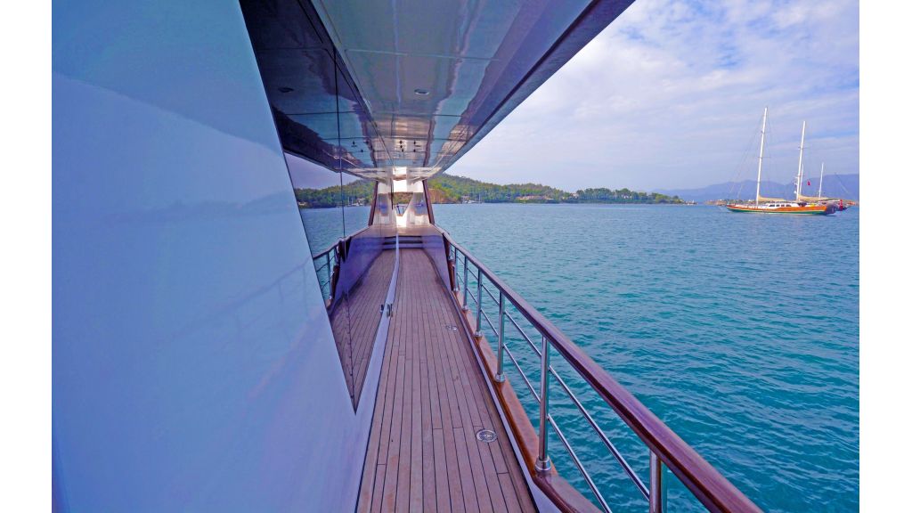 Custom trawler — photo 19