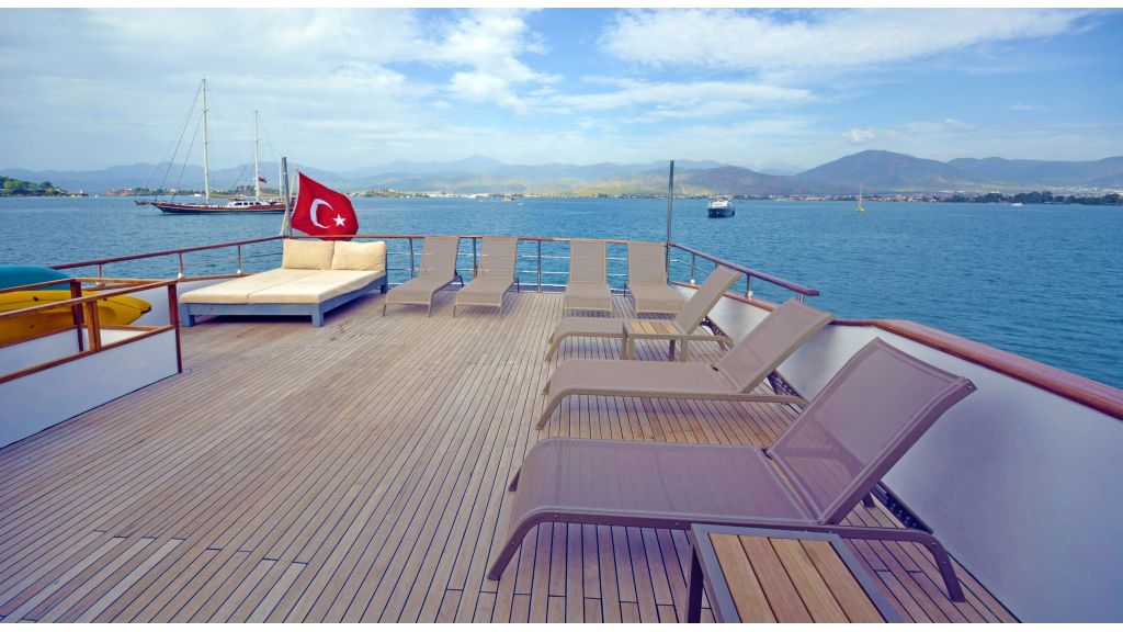 Custom trawler — photo 28