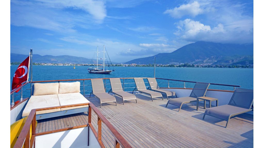 Custom trawler — photo 29