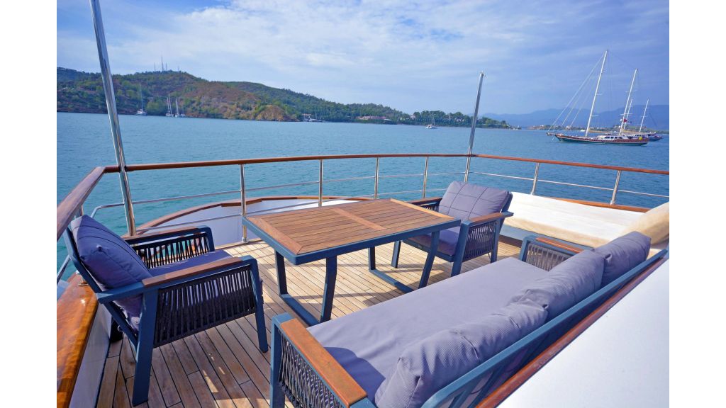 Custom trawler — photo 31