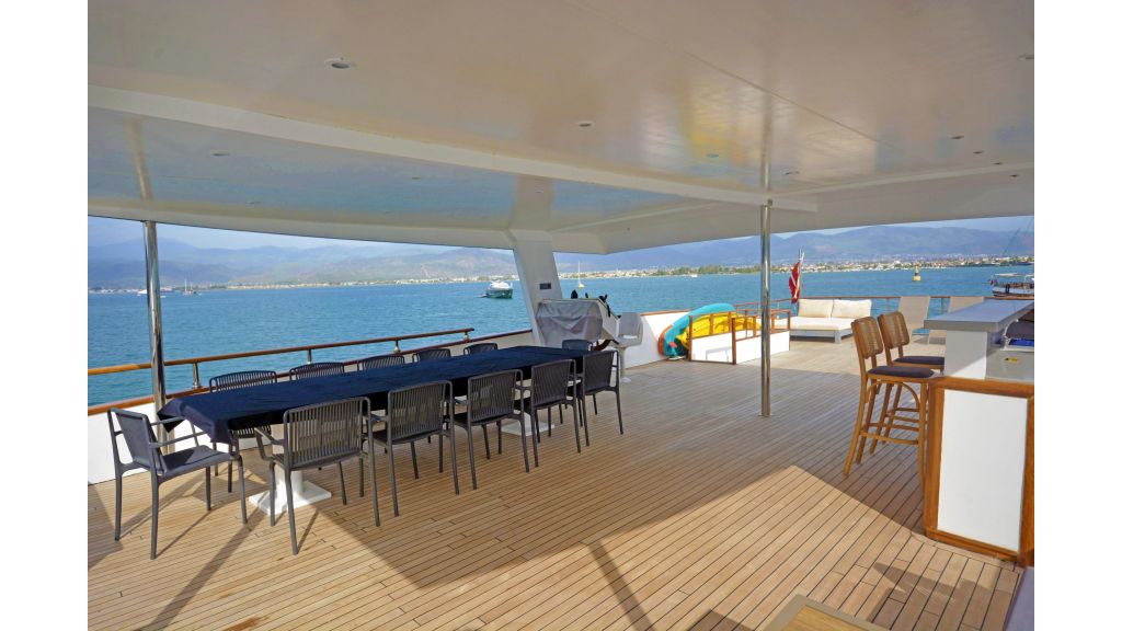 Custom trawler — photo 32