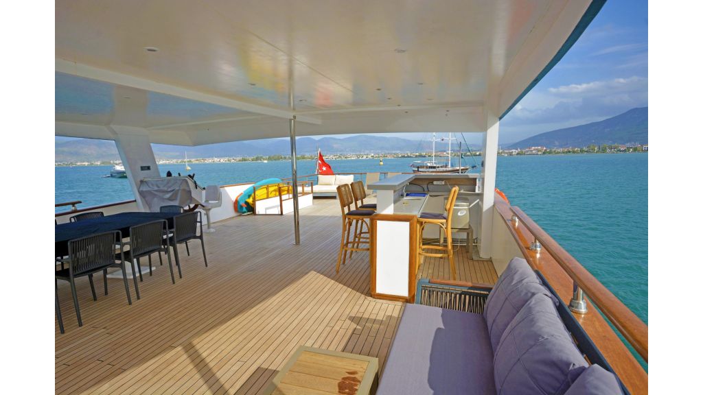 Custom trawler — photo 33