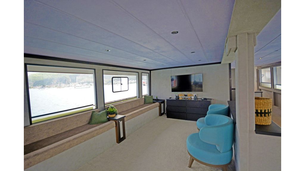 Custom trawler — photo 37