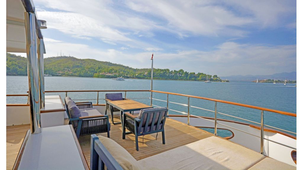 Custom trawler — photo 40