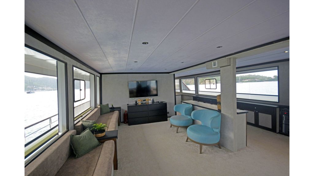 Custom trawler — photo 42