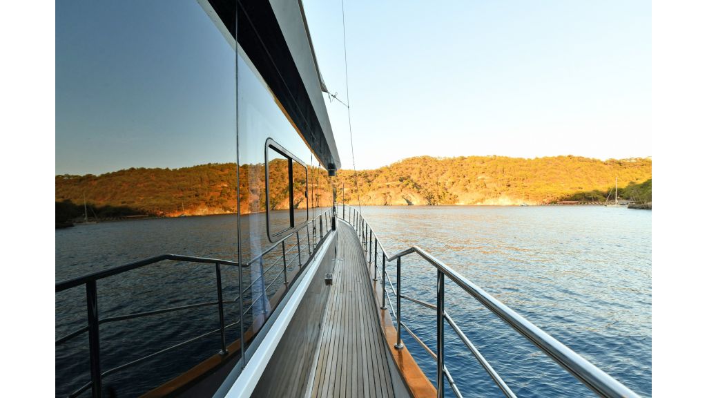Motor sailer — photo 20