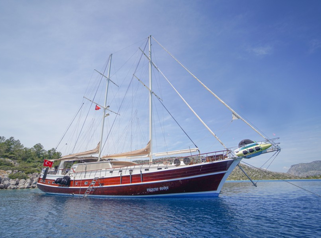 Motorsailer — photo 1