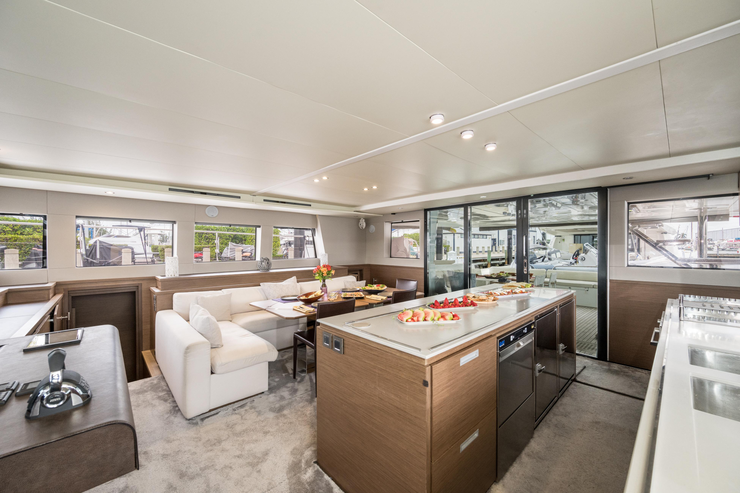 630 Power Catamaran — photo 7