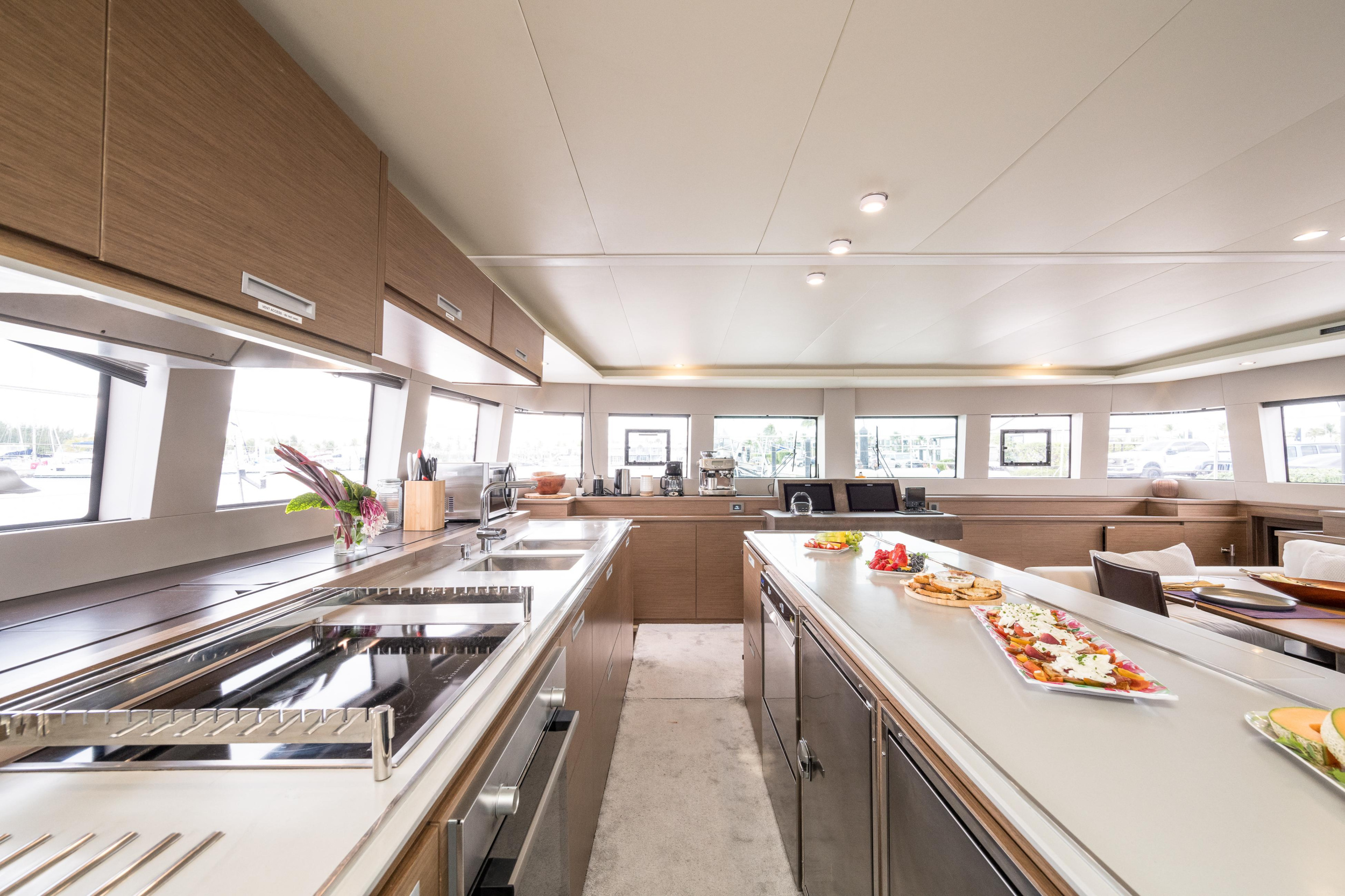 630 Power Catamaran — photo 8