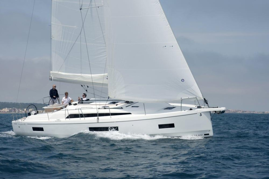 Beneteau Oceanis 40.1 FIRST LINE - Watermaker - 3 Double cabins - 1 Double bunk cabin — photo 3