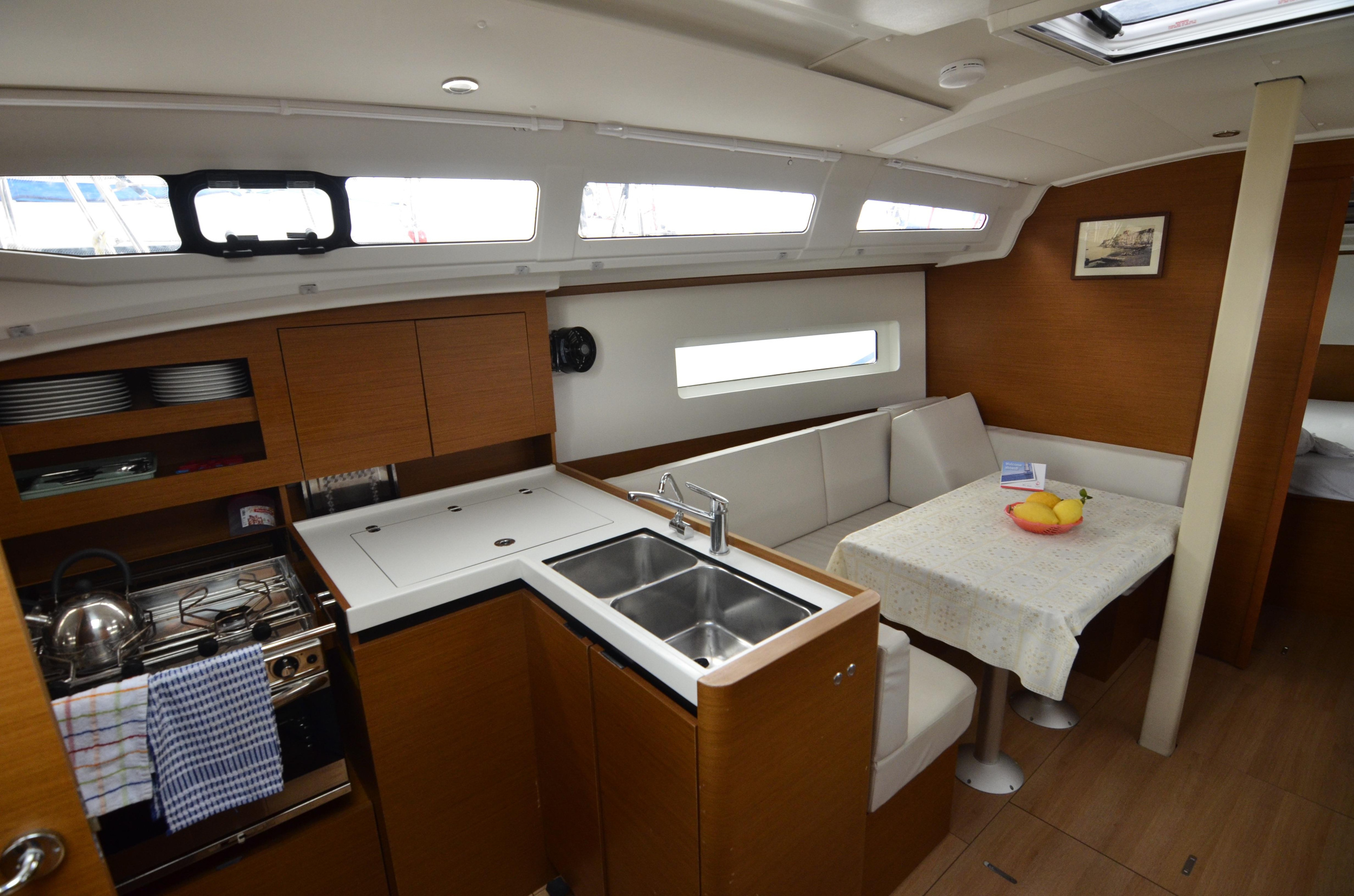 Sun Odyssey 380 — photo 4