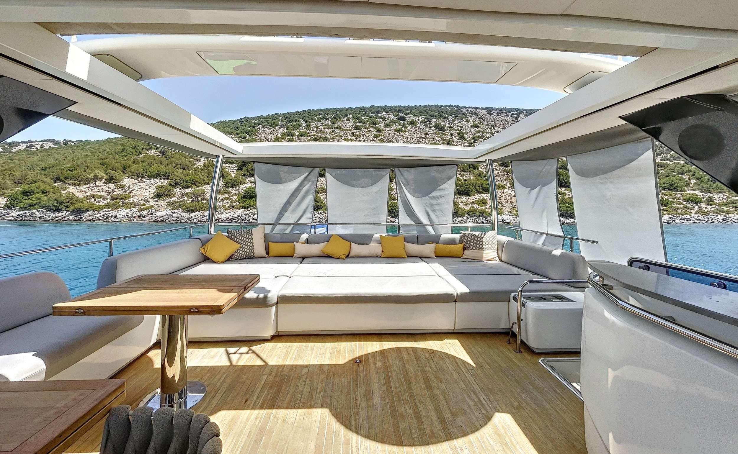 Lagoon 78 power crewed — photo 5