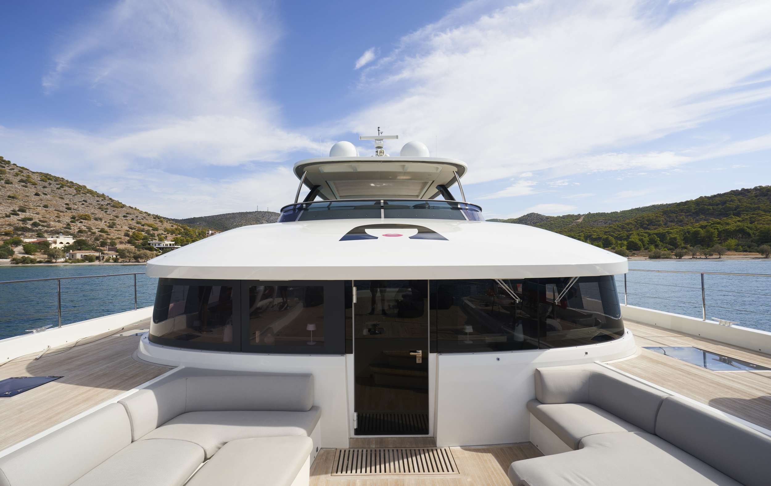 Lagoon 78 power crewed — photo 7