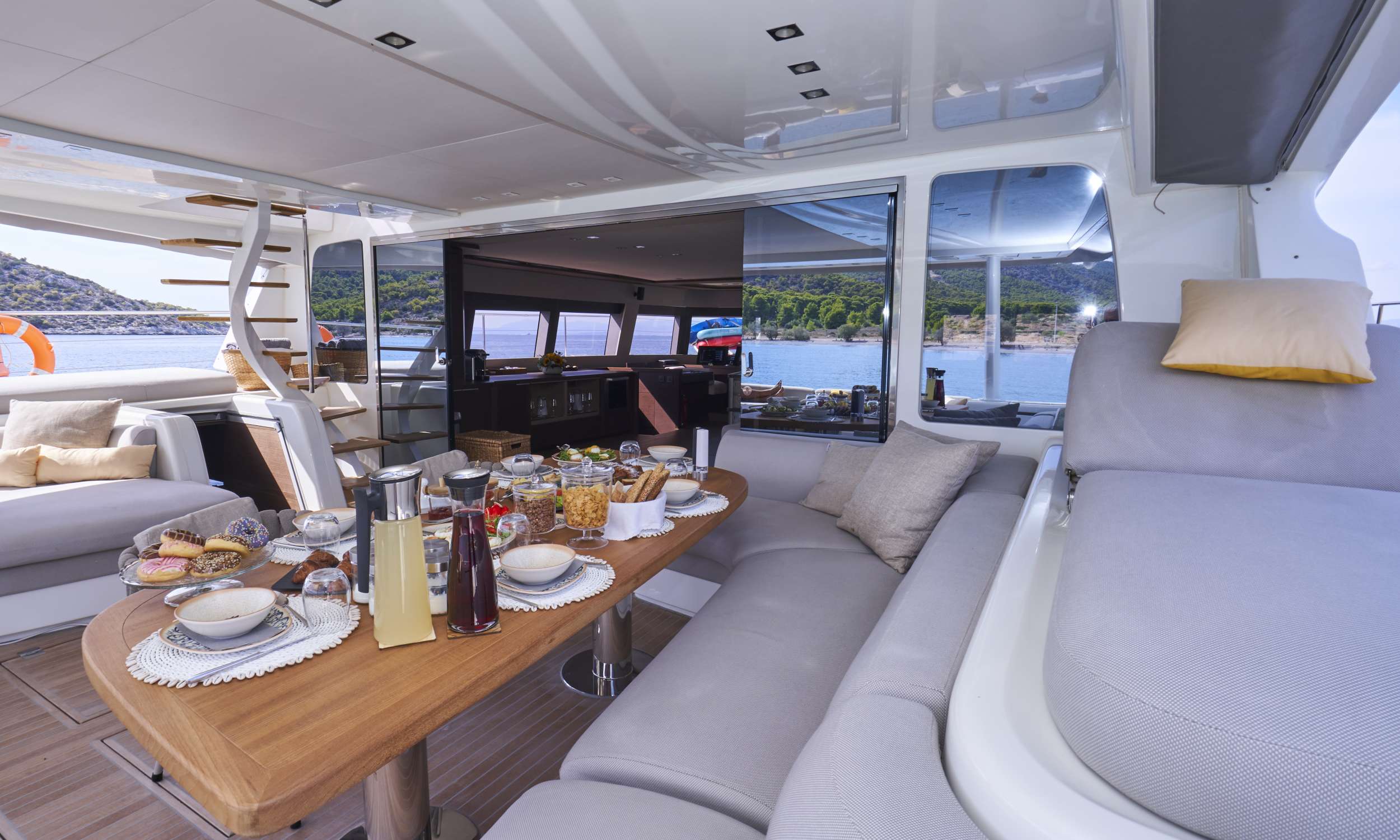 Lagoon 78 power crewed — photo 11