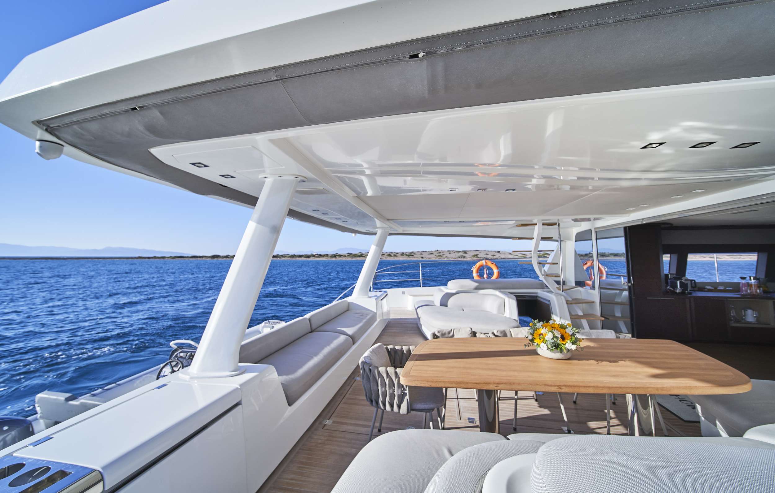 Lagoon 78 power crewed — photo 3
