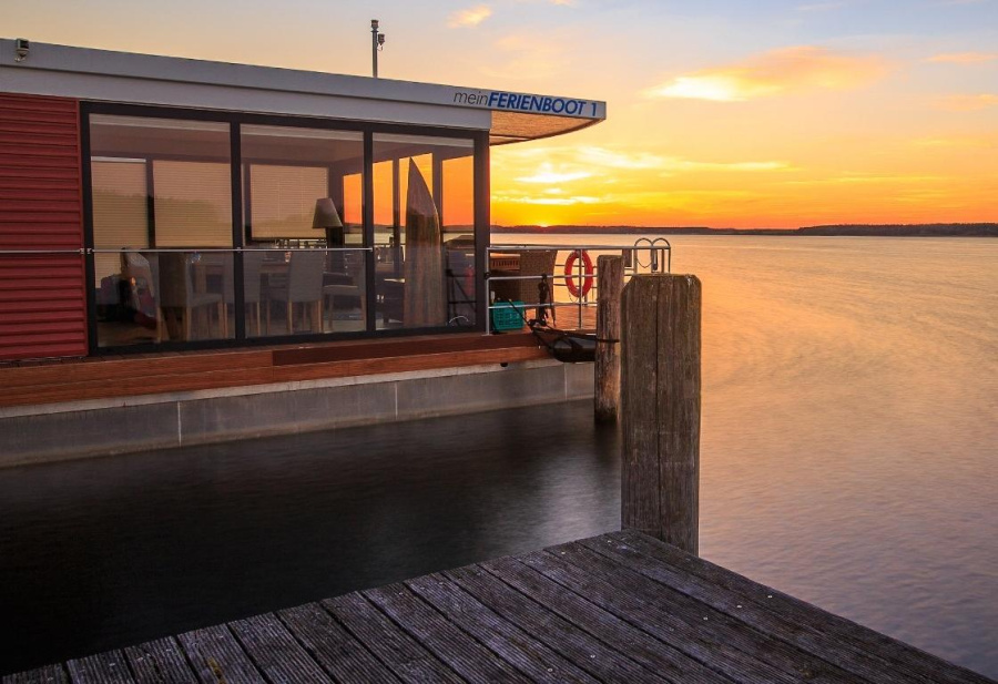 Photo #1 - 1Floating 44 Schwimmferienhaus (meinFERIENBOOT 1 (fest liegend)) en Yachthafen Maremüritz - 1832