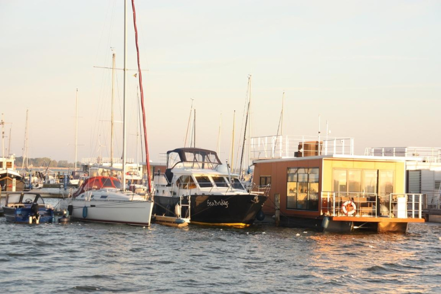 1Floating 30 Schwimmferienhaus — photo 4