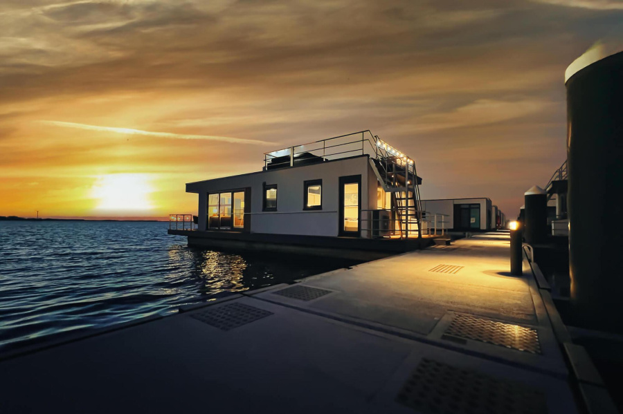 FLOATING44-3 — photo 3