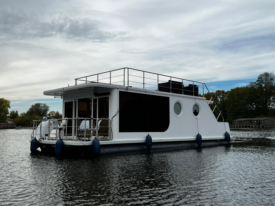 Photo #1 - UAB Houseboat LTTrimaran Houseboat 4300 (Seensucht) en Marina - 1935