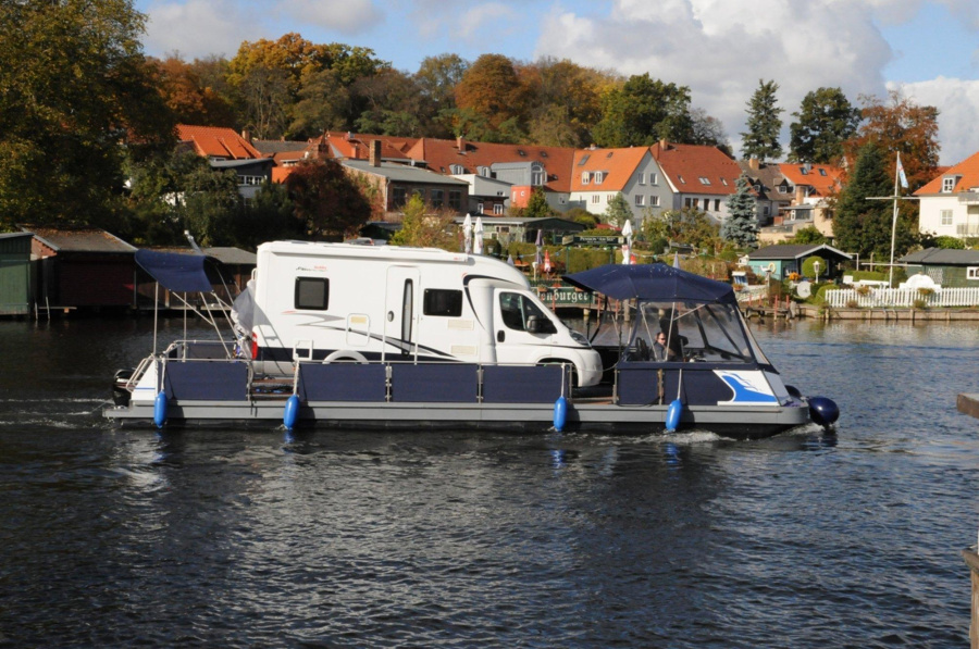 Photo #1 - TechnusTrimaran-Schwimmplattform (Wechsel-Wassercamper mit eigenem Fahrzeug (1)) en Yachthafen Maribell - 2795